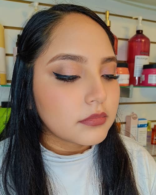Maquillaje de ojos en tonos durazno con delineado y labios nude rosado